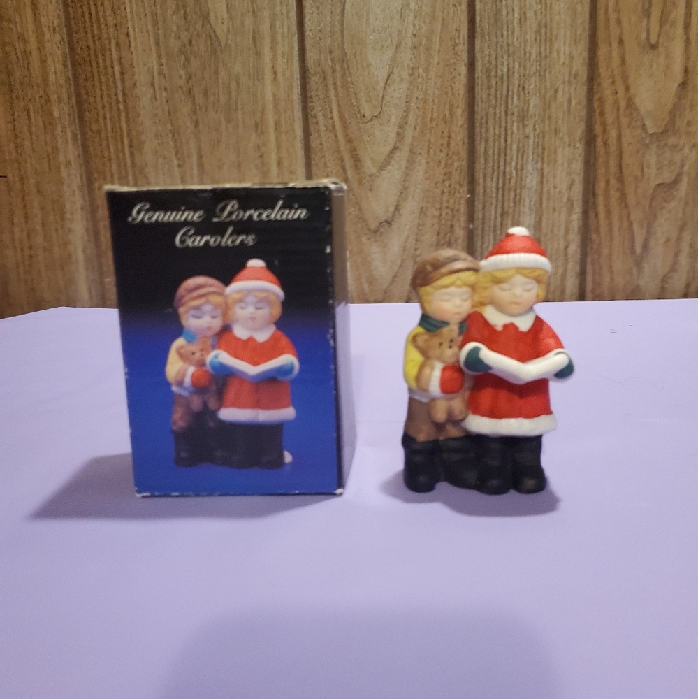 🏖Porcelain Carolers Figurine